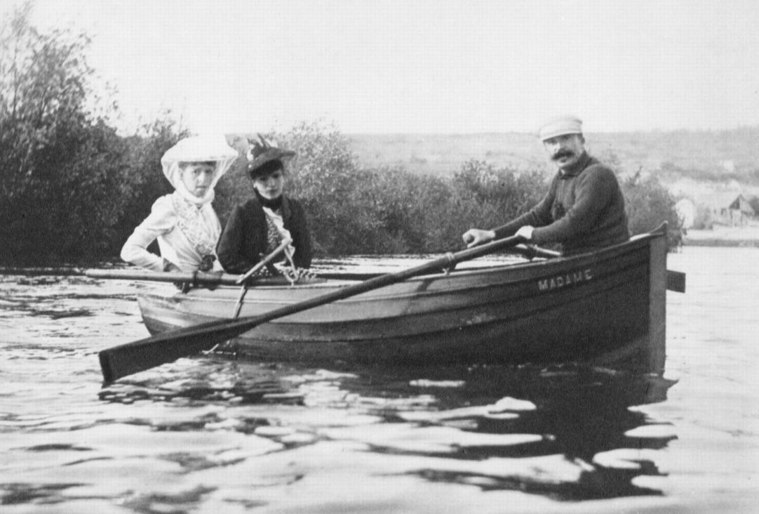 Ги де Мопассан в лодке с двумя подругами, около 1875 года, Париж 