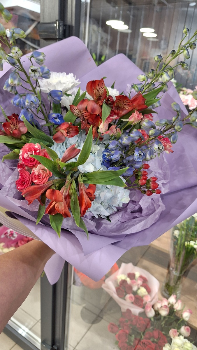 Букетик такой не совсем обычный, но его днем уже купили