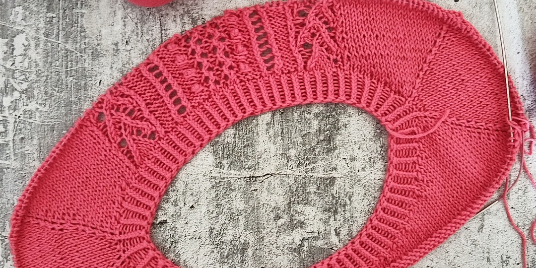 Расскажу нюансы вязания круглой горловины в нулевом реглане, как делаю я