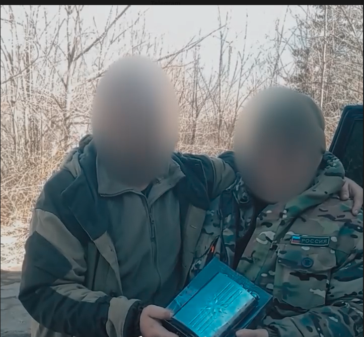 Получив в подарок памятную флягу, бойцы записали для пенсионерки личное сообщение с благодарностью