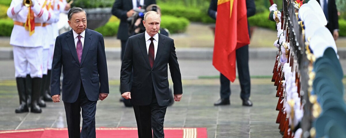 Президент РФ Владимир Путин и президент Социалистической Республики Вьетнам То Лам на церемонии официальной встречи на площади у Президентского дворца в Ханое. 