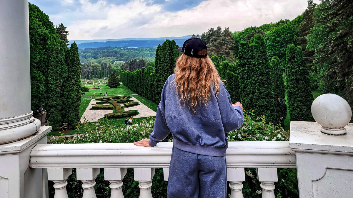 Любуюсь на Долину роз со смотровой площадки.