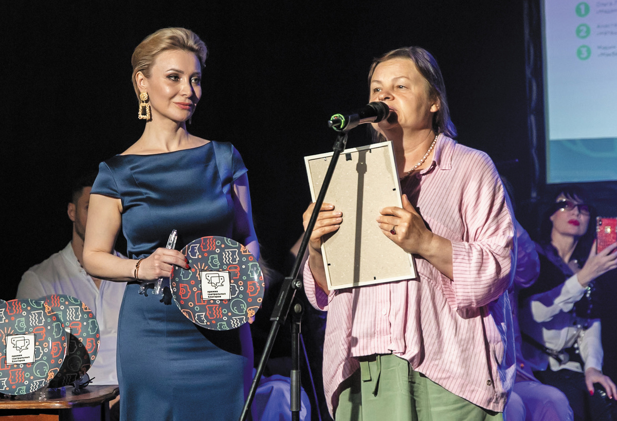 Лауреат Премии театральных блогеров актриса Ольга Лапшина и арт-директор Премии Софья Полунина (слева). Фото: А. Шнайдер