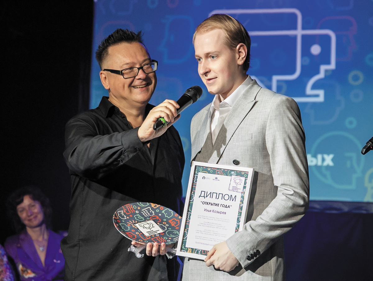 Театральный блогер драматург Влад Васюхин и "Открытие года" актёр МХТ им. Чехова Илья Козырев. Фото: А. Шнайдер