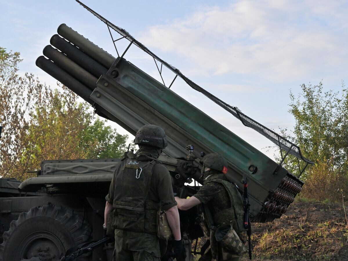    Военнослужащие готовят к стрельбе РСЗО 9К55 "Град-1" в зоне проведения СВО© РИА Новости / Евгений Биятов