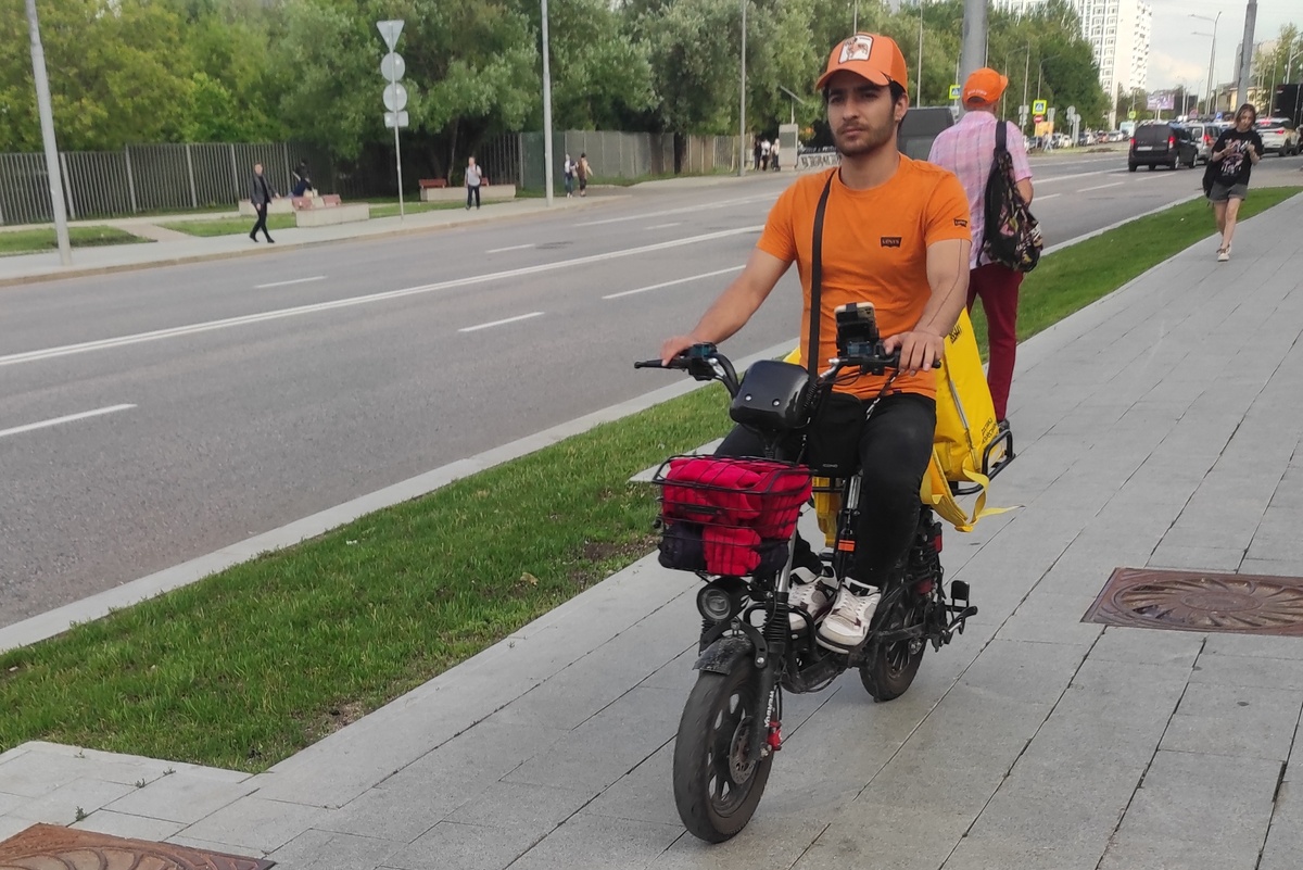 100 кг - ездок, 200 кг - велосипед с грузом. Никто не хочет с ним столкнуться!