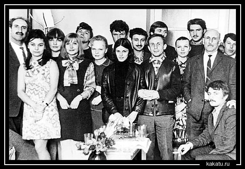Поздравление С. Герасимова с юбилеем. 1970 год. Женщины: Н. Бондарчук, О. Прохорова, Н. Маслова, Н. Белохвостикова, Н. Репина, В. Теличкина.