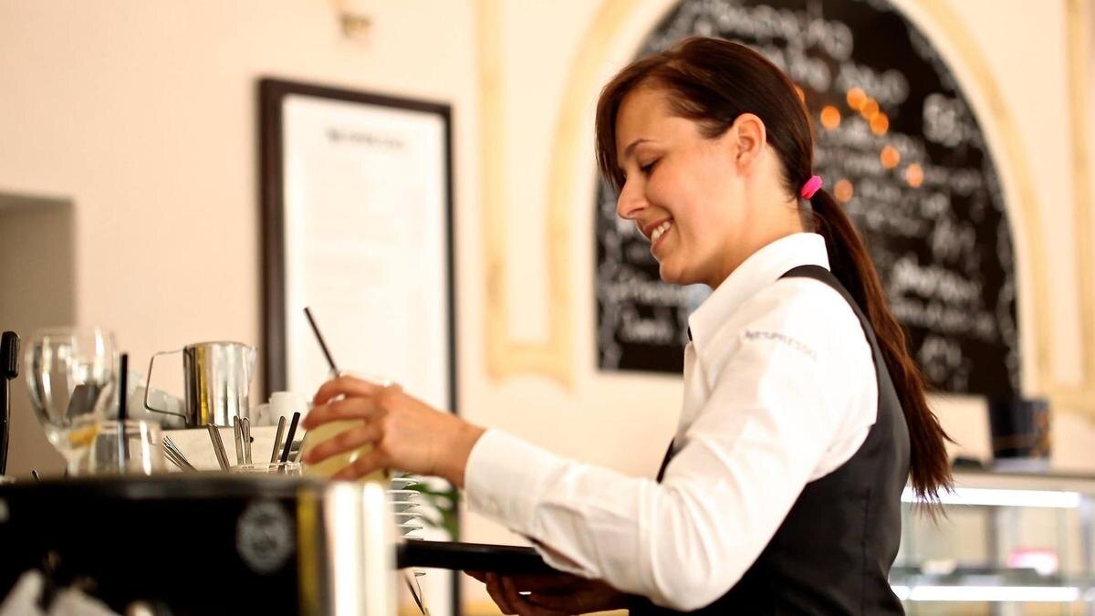    Девушка несет заказ в ресторане:Pixabay