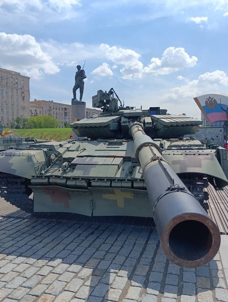 Сотни, сотни тонн трофейной вражеской бронетехники выставили на всеобщее обозрение. Символично, что с высоты мраморного постамента на нее глядит русский солдат времен первой мировой.