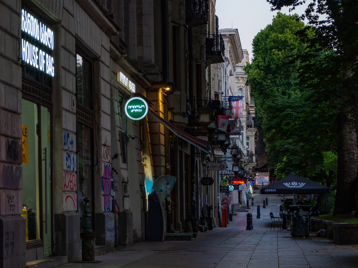 Пешеходная часть улицы Руставели