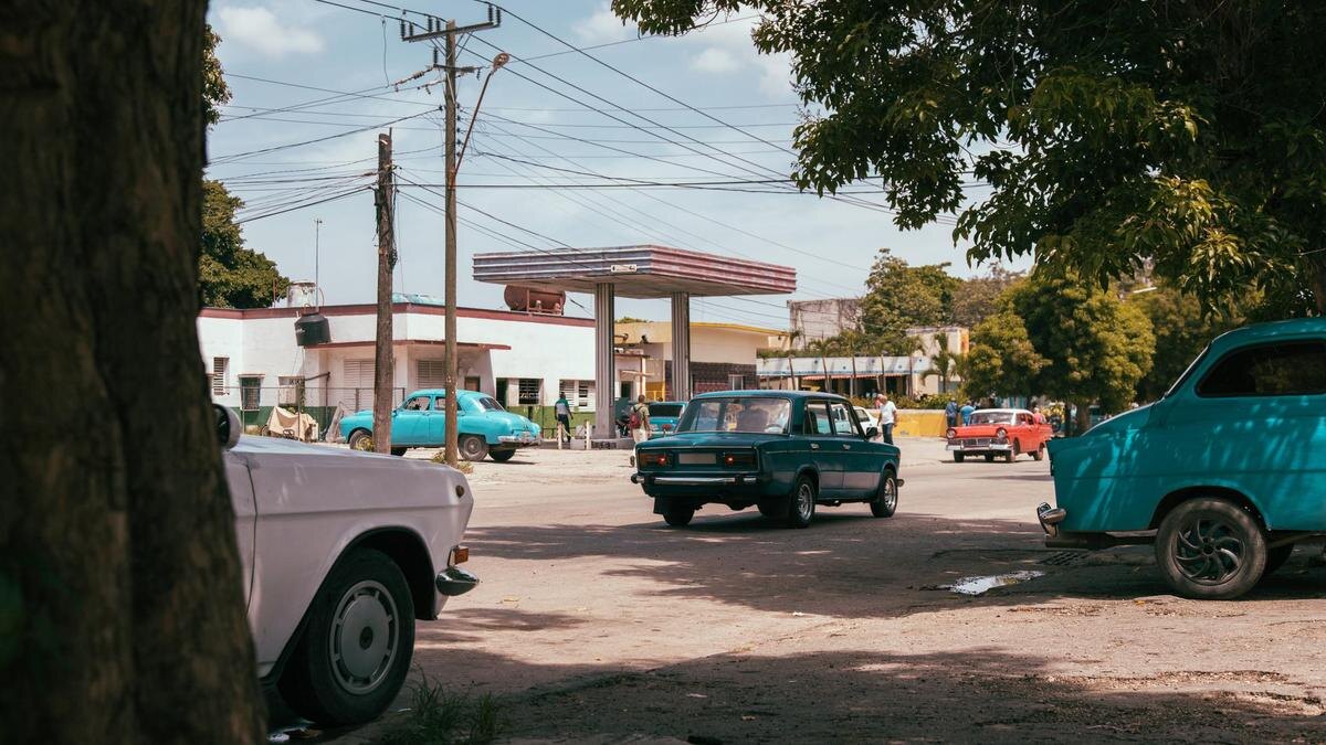    Автомобили на улице:Mario Martinez/Getty Images