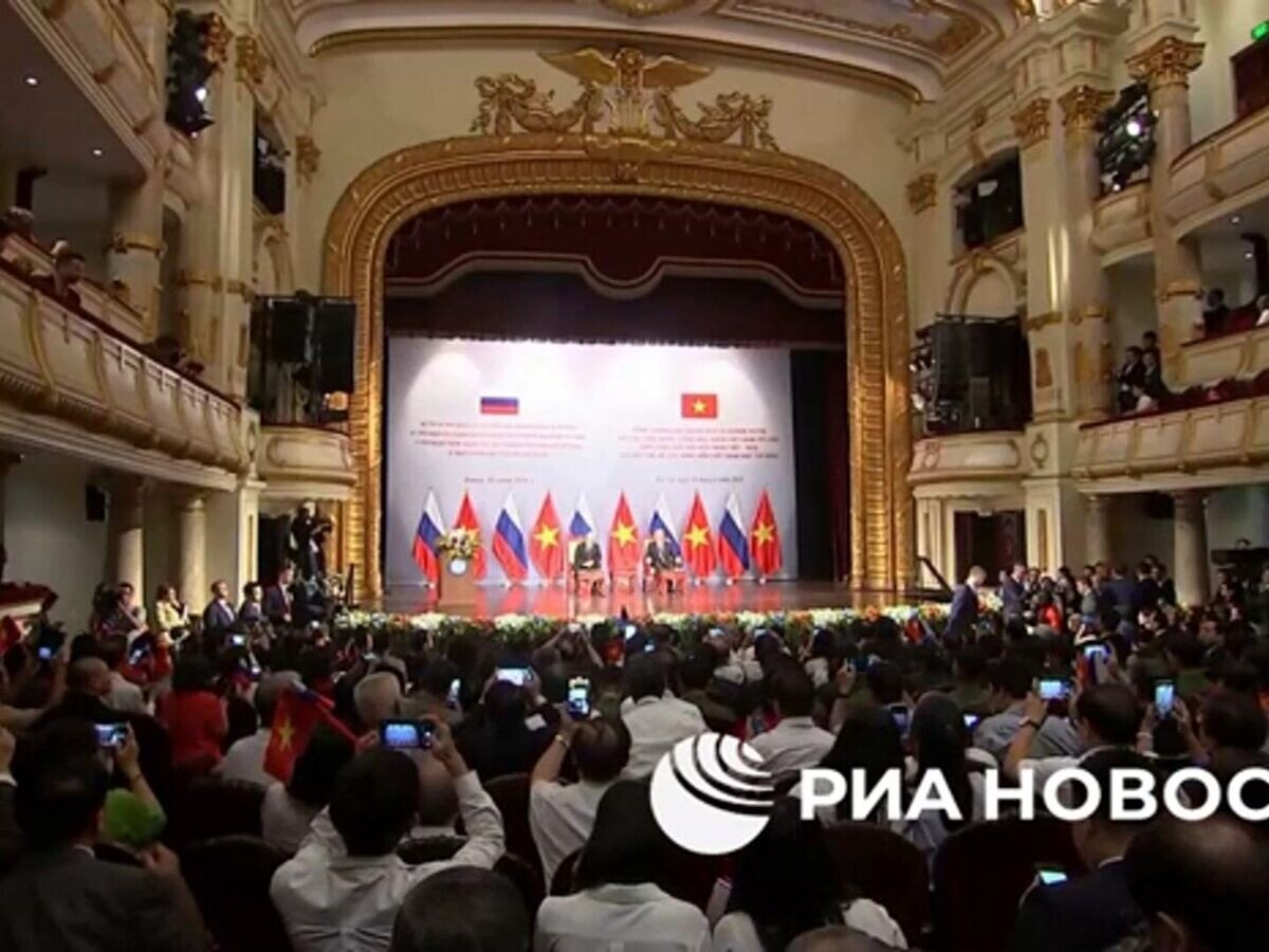    Встреча Путина с выпускниками советских и российских вузов в Ханое© РИА Новости
