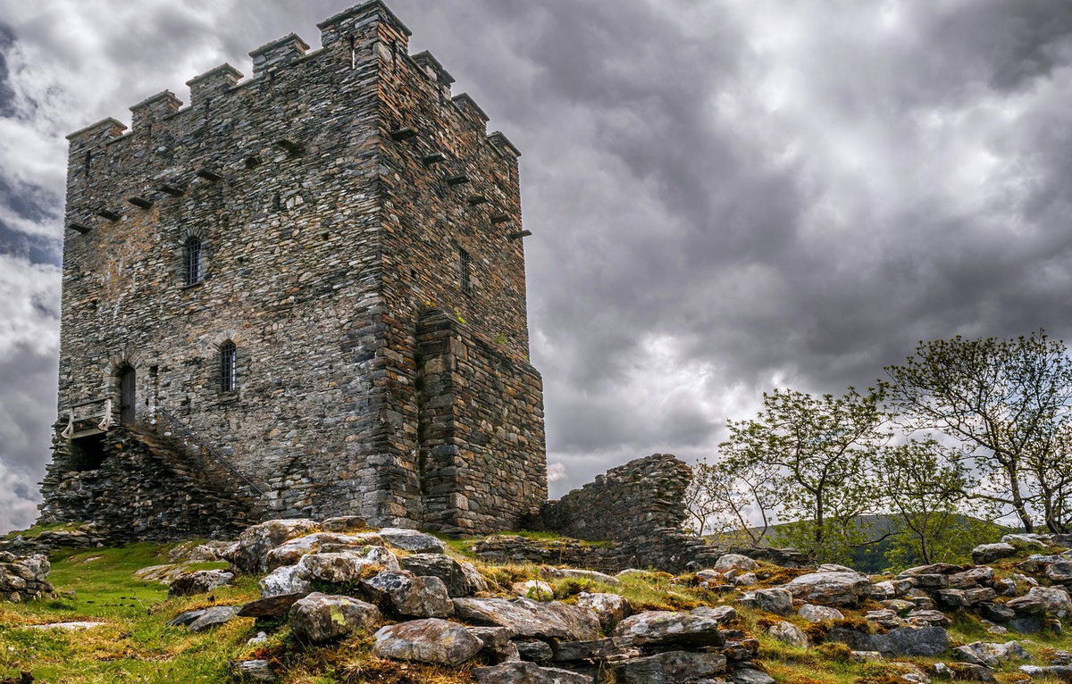 Который из замков. Замок Долвиделан Уэльс. Stone Castle (каменный замок). Замок «Грайч», Уэльс. Средневековый замок Тауэр.