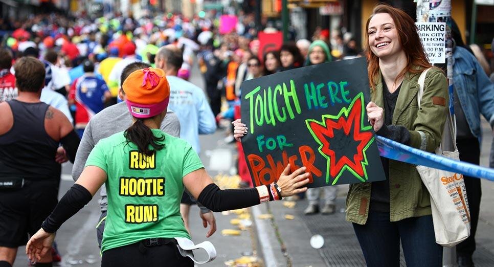 Креативный болельщик на марафоне по бегу. Изображение traineralina.blogspot.com