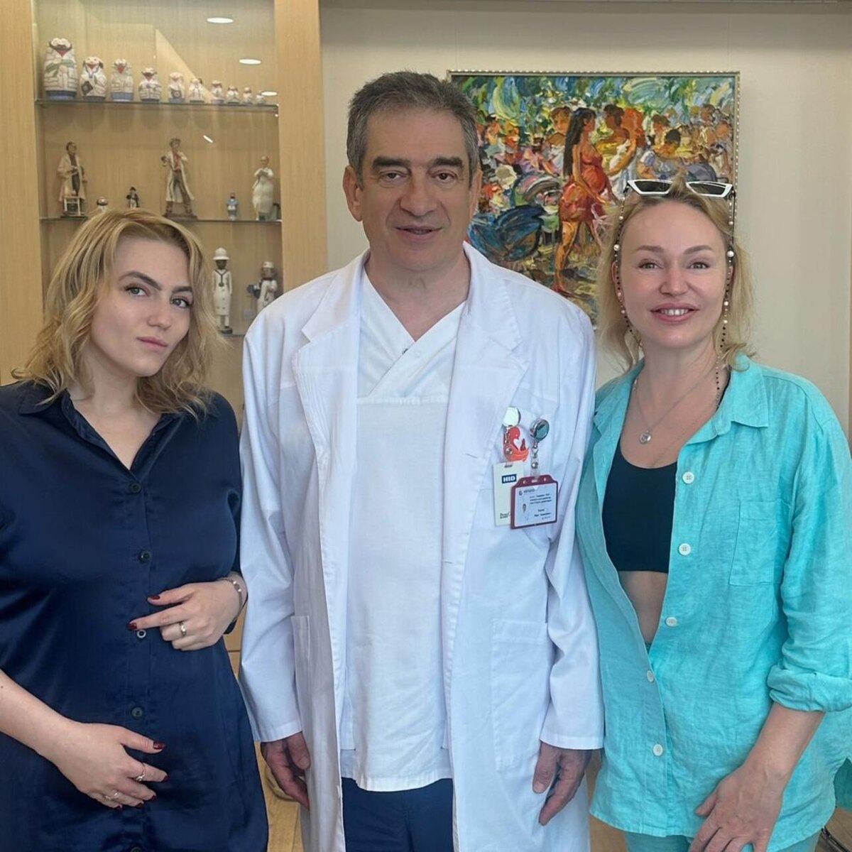    Алла Довлатова с дочерью на приеме у Марка Курцера Социальные сети