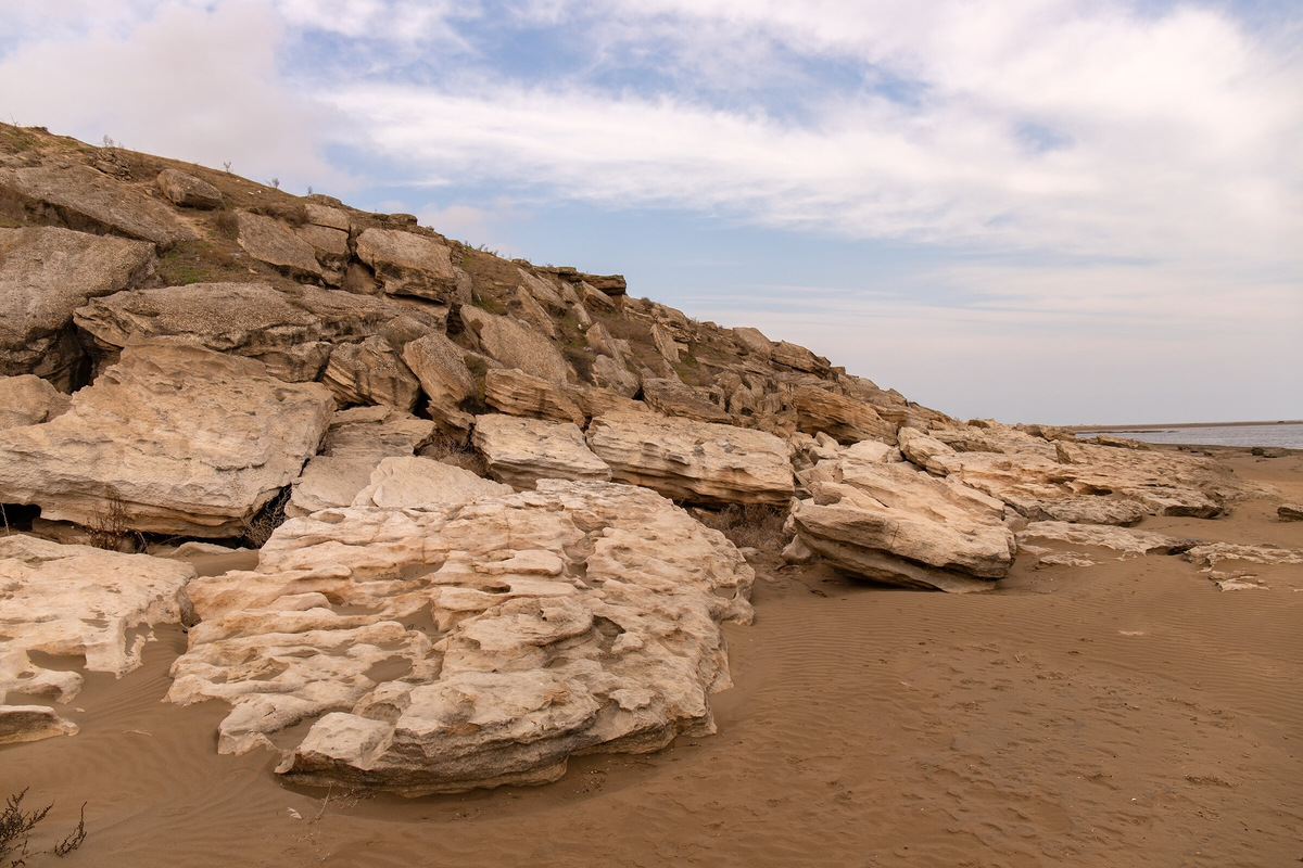 Дно в окрестностях посёлка скалистое, а вода чистая. Фото: Shutterstock