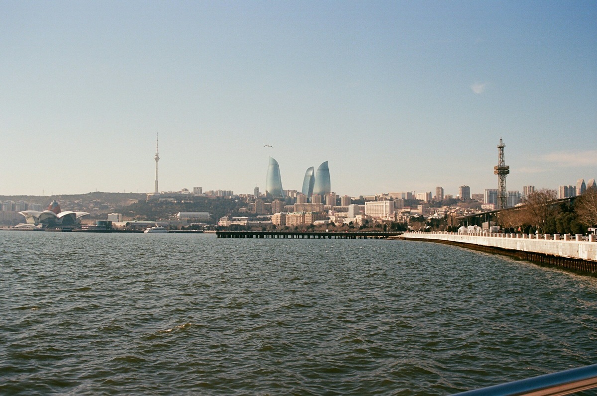 Купальный сезон в Азербайджане длится примерно пять месяцев. Самый жаркий месяц — август. Фото: Samura Silva / Unsplash
