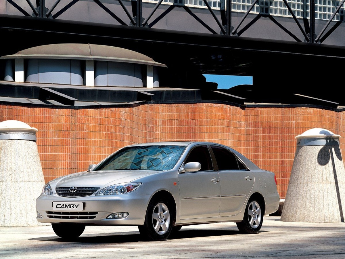 Прозванная в народе «стрекозой», Toyota Camry пятого поколения под заводским индексом XV30 выпускалась с 2001 по 2006 год с символическим промежуточным обновлением в 2004-м.-2