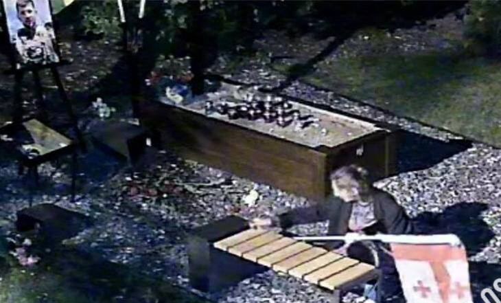    Киевлянка разгромила могилы нацистов.