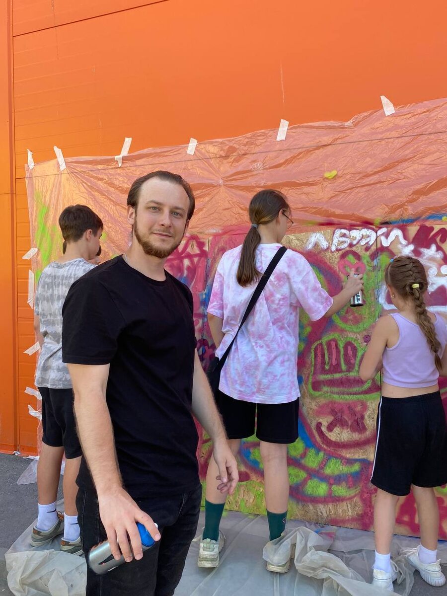 Андрей Красс проводит детский граффити мастер-класс