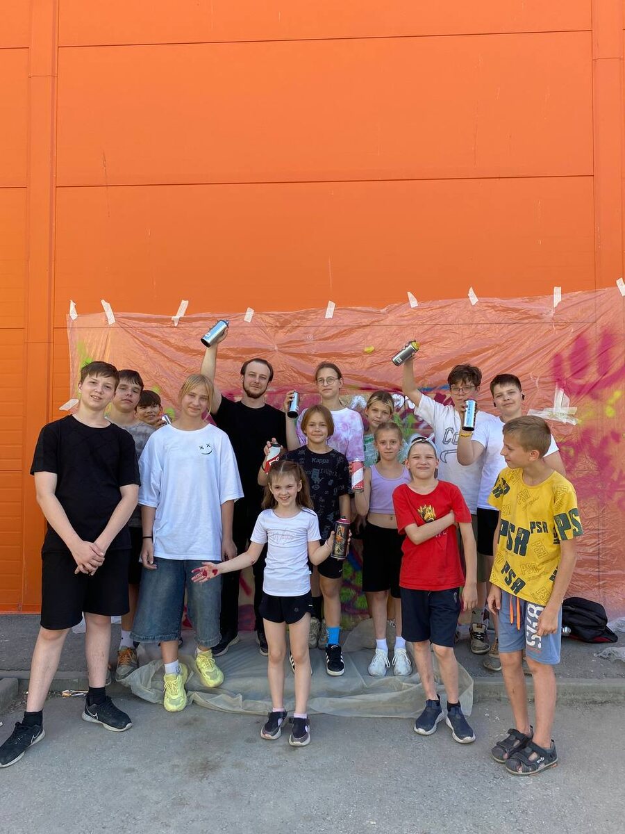 Андрей Красс проводит детский граффити мастер-класс