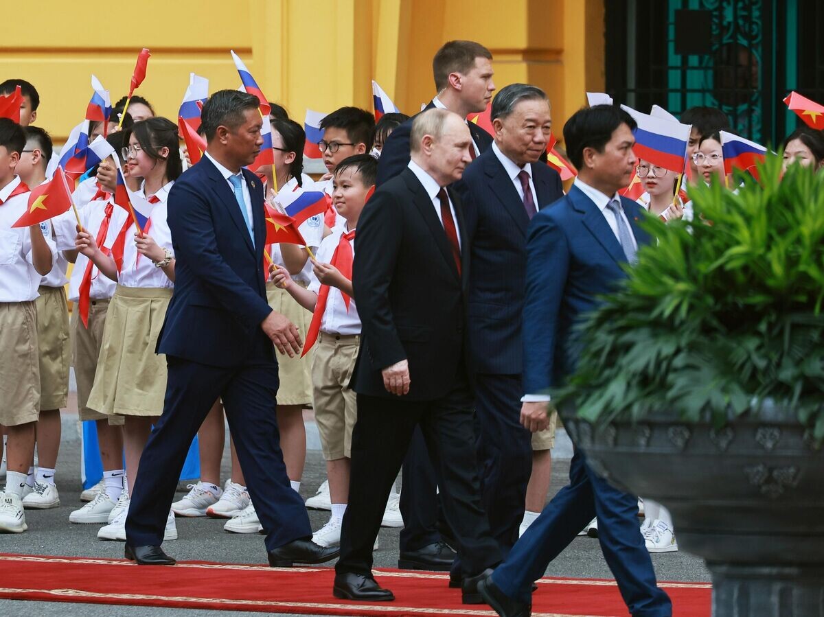    Президент России Владимир Путин и президент Социалистической Республики Вьетнам То Лам на церемонии официальной встречи на площади у Президентского дворца в Ханое© РИА Новости / POOL