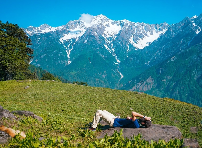 Источник: https://img.freepik.com/free-photo/lonely-male-lying-down-sunbathing-meadow-with-mountains_181624-30235.jpg?t=st=1741904984~exp=1741908584~hmac=a4f6490e3b98a4bf897fc1a566a51307457497c677017e5b679408f34adafd1a&w=826
