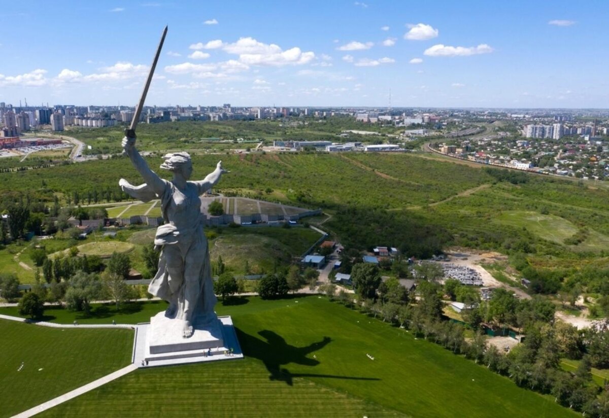 Торговля памятью»: в Волгограде чиновники землю у подножия Мамаева кургана  решили застроить жилыми домами | Утренний Юг | Дзен