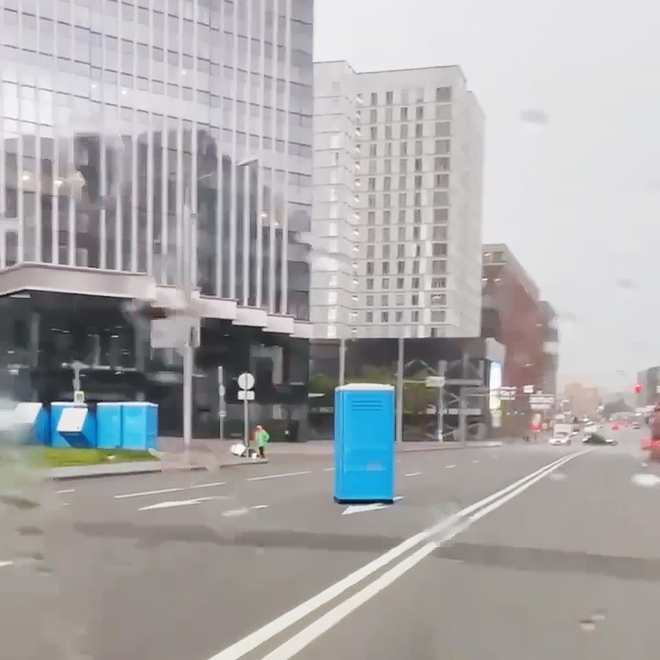 А еще биотуалеты буквально сбегали со своих мест и «выпрыгивали» на проезжую часть. Фото: кадр с видео