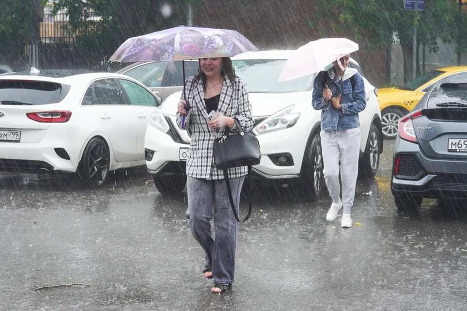 Непогода то и дело воротит свои ураганно-штормовые дела в столице. 
Фото: Александр ШПАКОВСКИЙ.