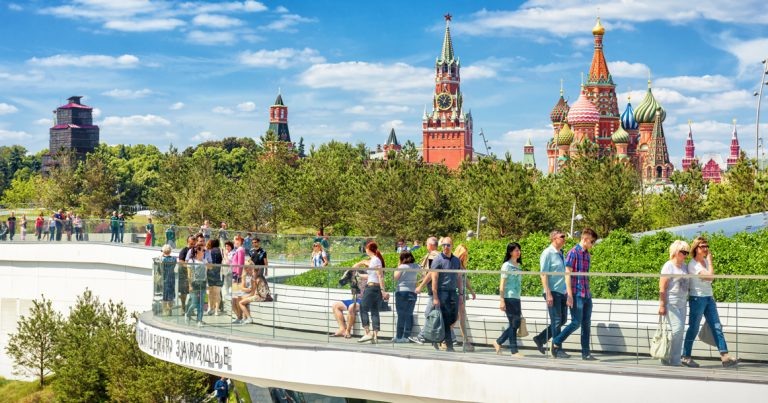 Вы заметили, что в Москве стало больше иностранцев? В мэрии приводят впечатляющую статистику: в первом квартале этого года Москву уже посетили 500 тыс. человек.