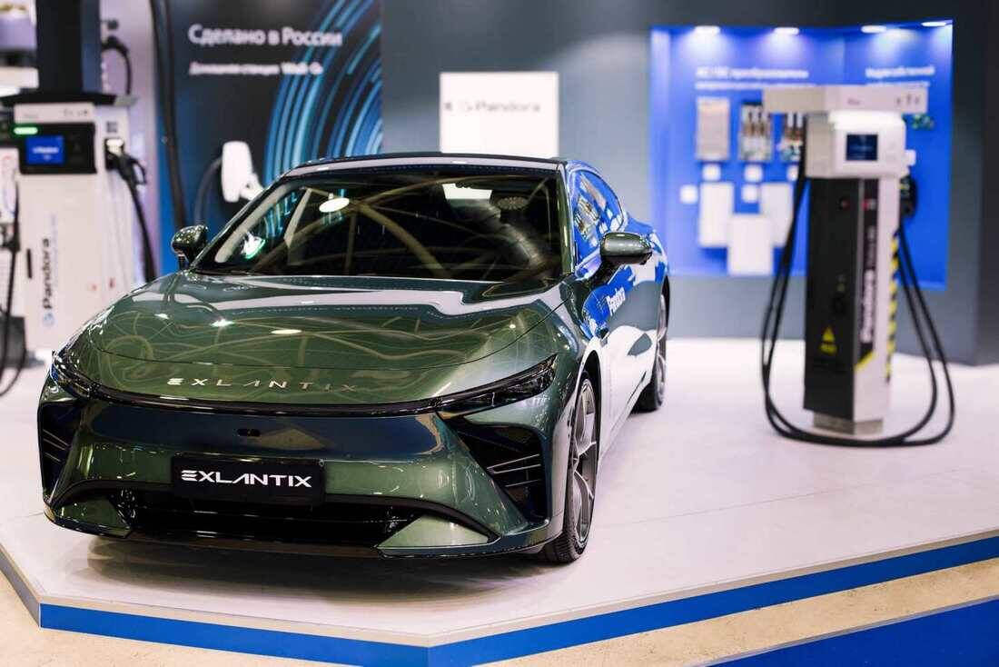 Машина заняла свое место на стенде одного из ведущих российских производителей зарядных станций для электромобилей – компании Pandora.-2