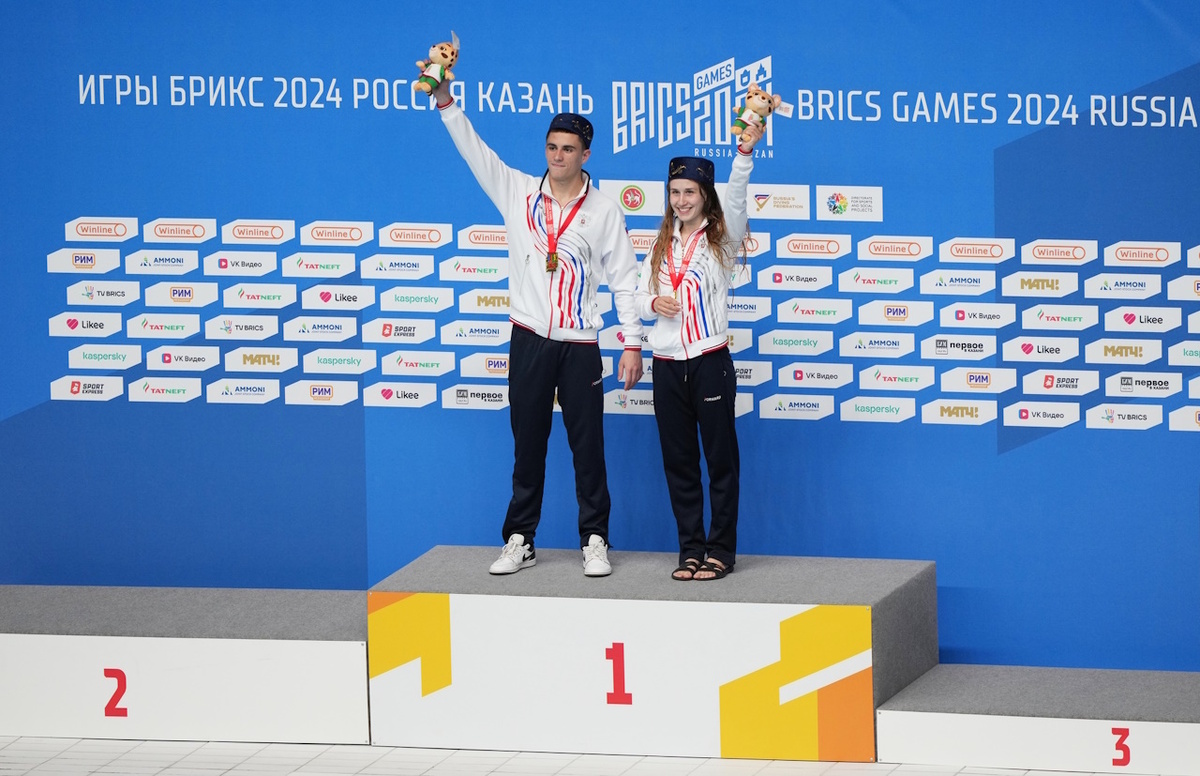 Чемпионы Игр БРИКС в синхронных прыжках в воду Юлия Тимошинина и Руслан Терновой . Фото: РИА Новости/ Александр Вильф