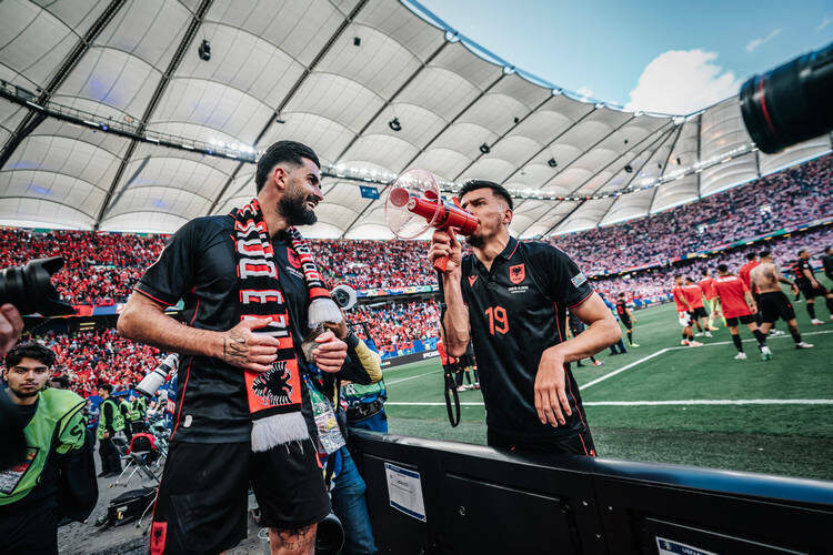    Форвард «Рубина» Мирлинд Даку присоединился к оскорбительным кричалкам албанских фанатов.   
Фото: IMAGO, imago-images, globallookpress.com