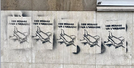 © Фото : Libération. Граффити с изображением истребителей Mirage, которые Франция обещала передать Украине, в виде гробов