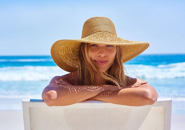 (находясь на пляже мы наслаждаемся солнцем, но забываем, насколько оно опасно)