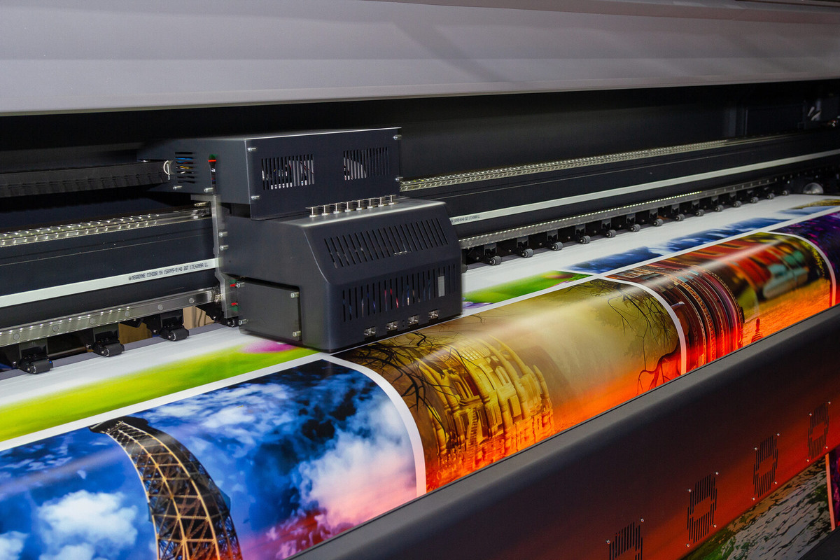 Широкоформатная печать – это вид цифровой печати, при котором используются специальные плоттеры и листы большого размера.