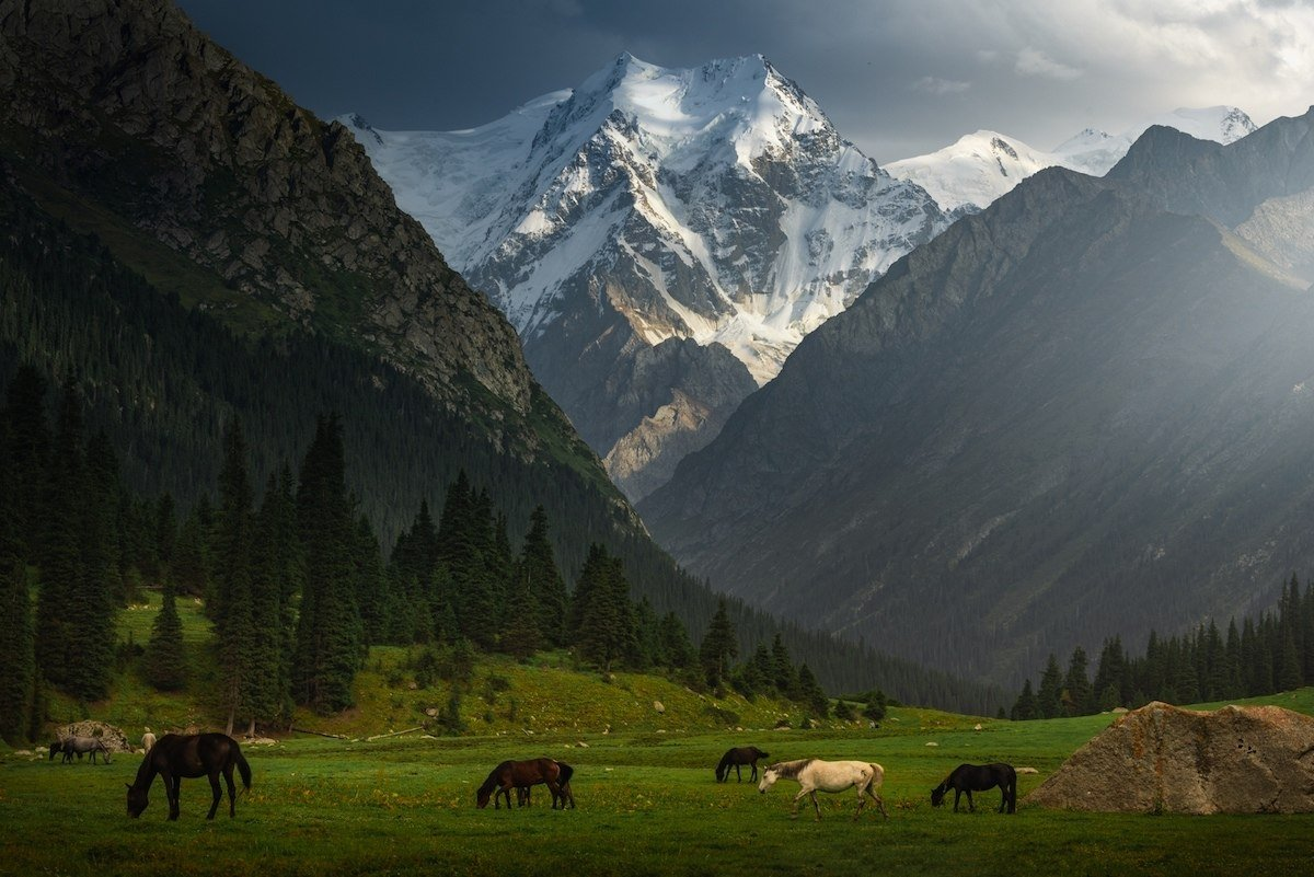 В сердце Центральной Азии есть страна, где горы сравнимы по величию с альпийскими вершинами, а гостеприимство жителей согреет даже в самый прохладный день.-2