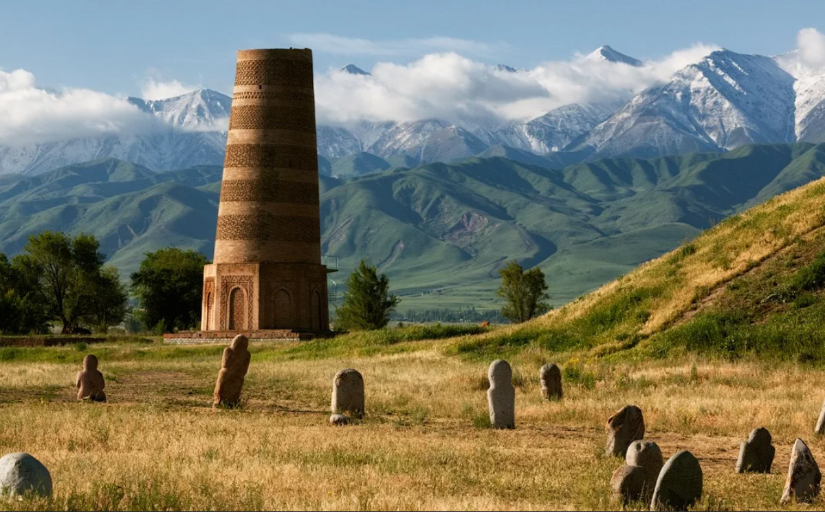 В сердце Центральной Азии есть страна, где горы сравнимы по величию с альпийскими вершинами, а гостеприимство жителей согреет даже в самый прохладный день.