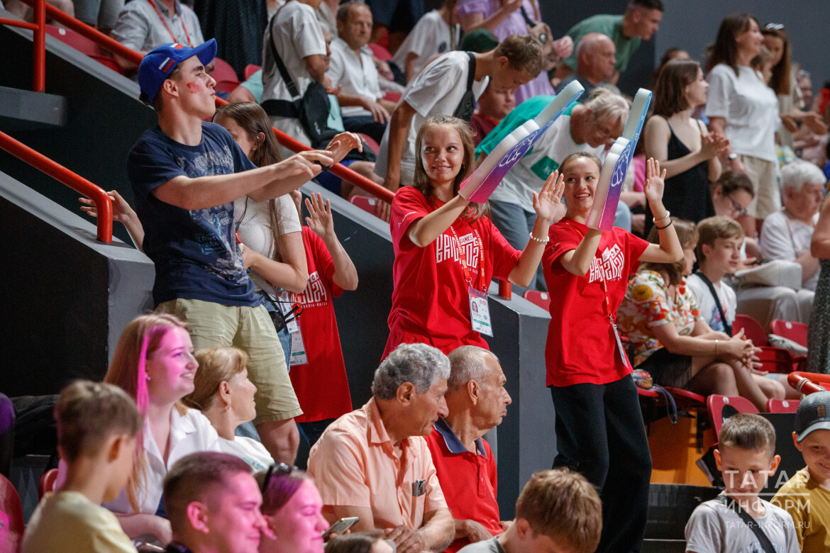 ​«Каждый день проданы все билеты, заняты все места на трибунах и зрители оставляют обратную связь. И она положительная. Именно для этого мы и стоим на трибунах на соревнованиях». Фото: © Владимир Васильев / «Татар-информ»