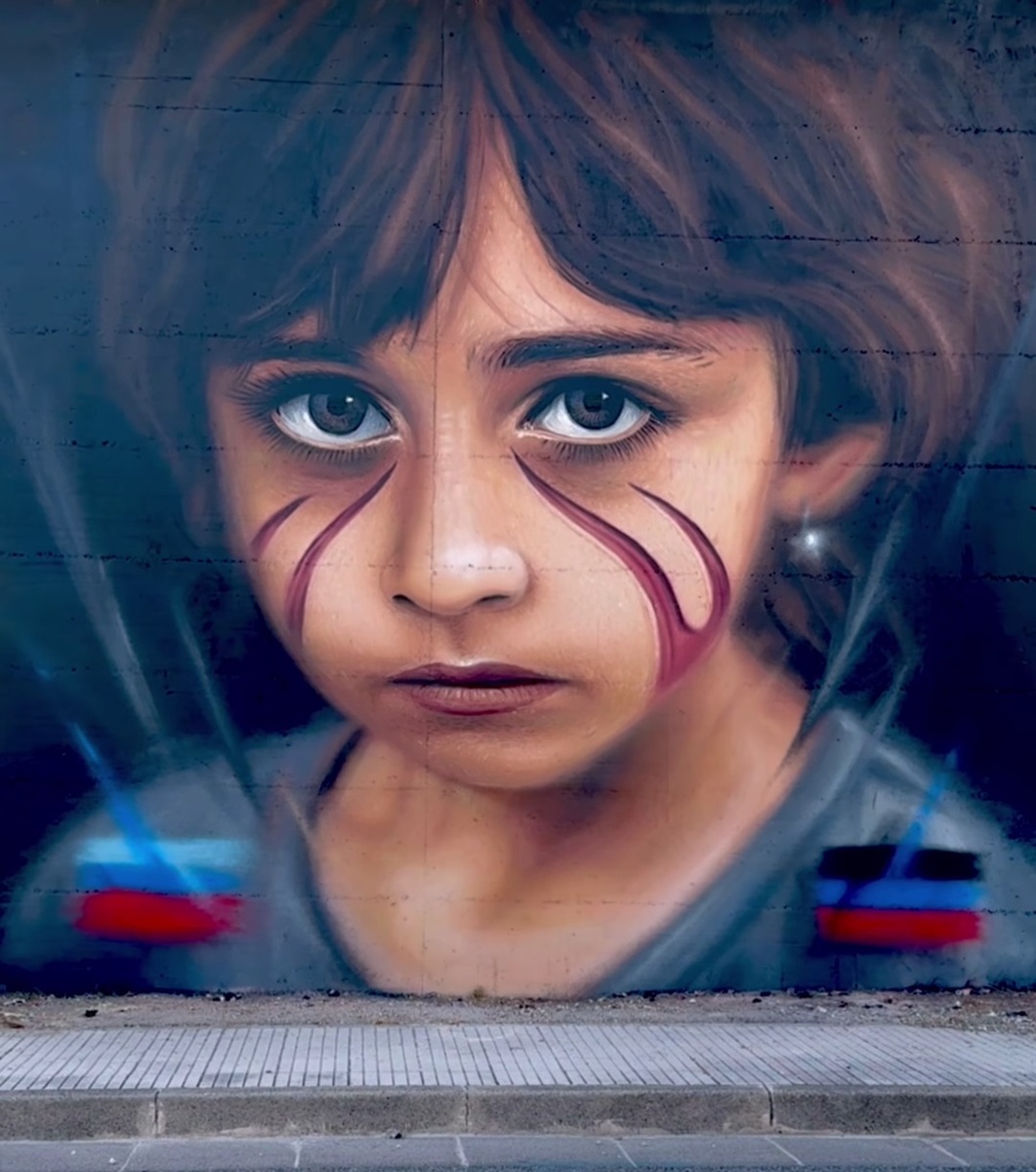 Мурал, посвященный девочке Лизе из Донбасса. С флагами ДНР и ЛНР. Автор - неаполитанский художник Йорит. А теперь представьте, насколько будет "приятно" слышать сомнительные извинения автору этой работы?