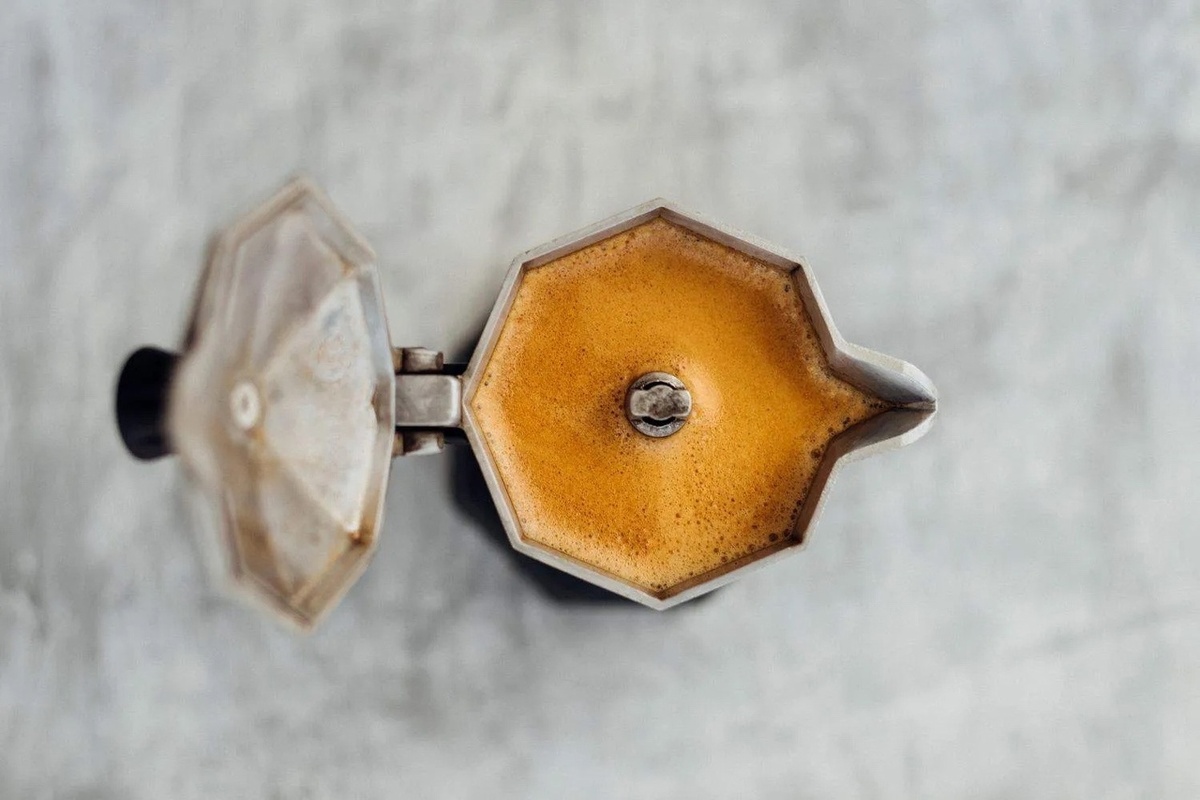 Кофе, приготовленный в гейзерной кофеварке, идеально подойдет для приготовления фраппе