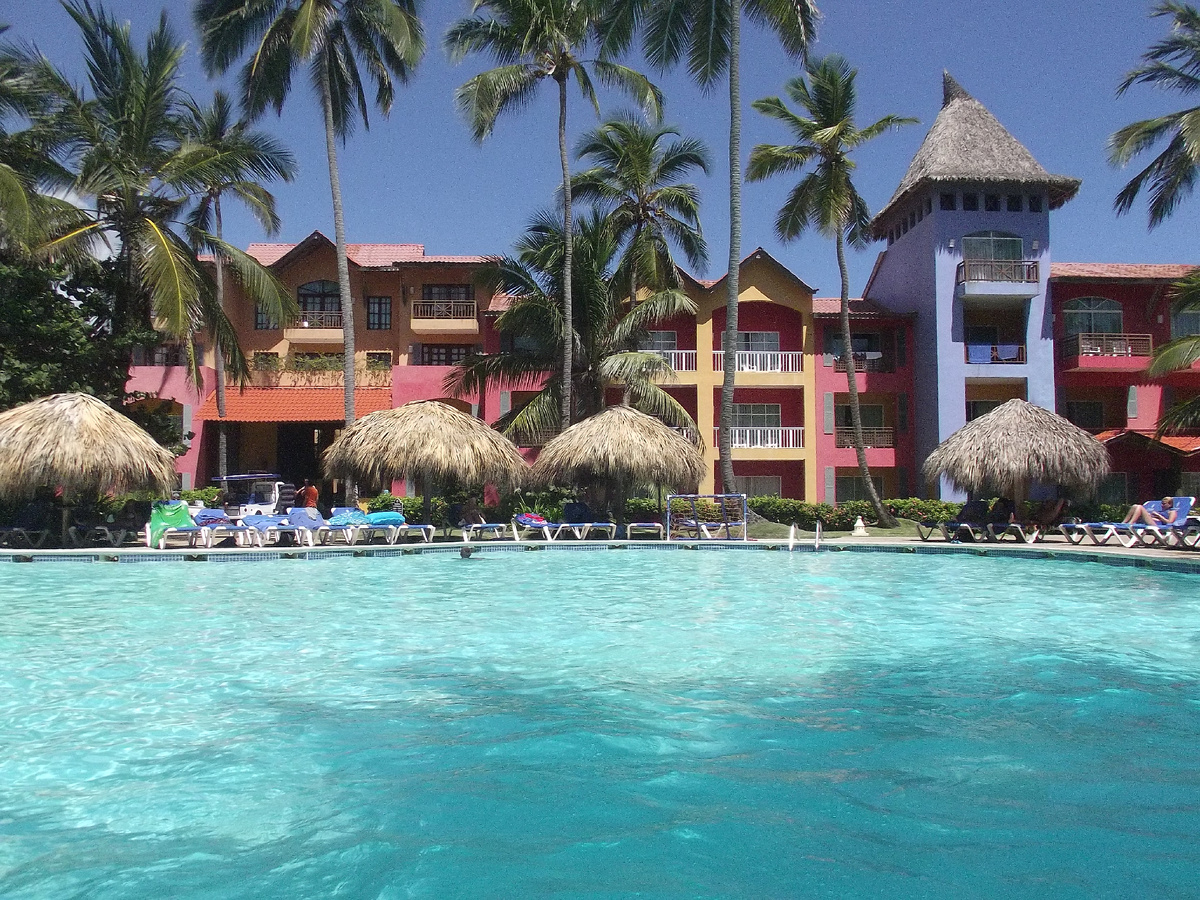 Наш отель. Мы жили на втором этаже и наш балкончик выходил на шумный бассейн