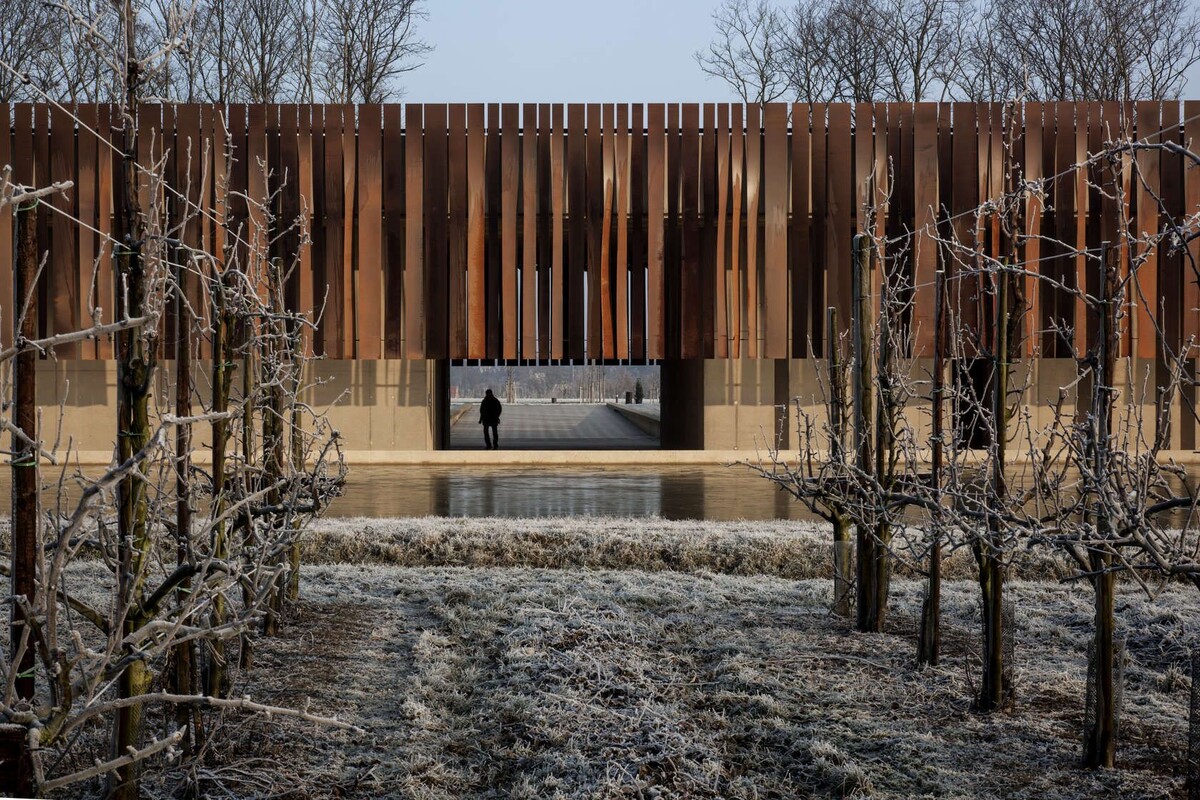 Крематорий Хофхейде, расположенный на озере Хольсбеек в Бельгии, представляет собой уникальное архитектурное сооружение.-1-3