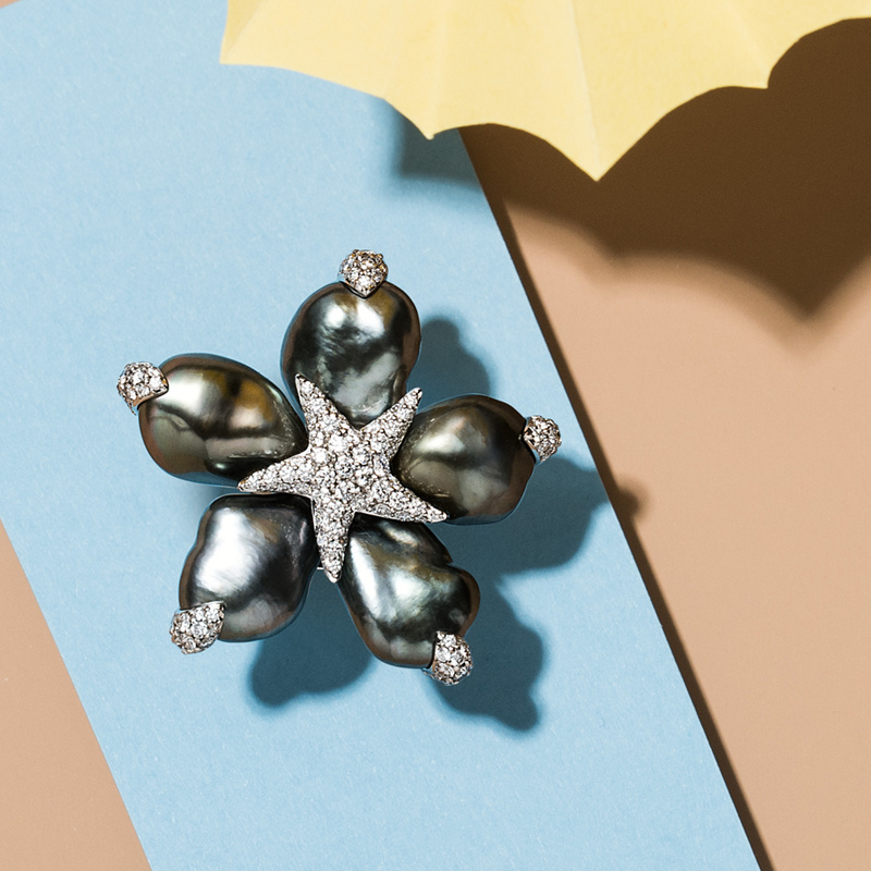 Брошь Mikimoto Baroque из белого золота с бриллиантами и черным барочным жемчугом