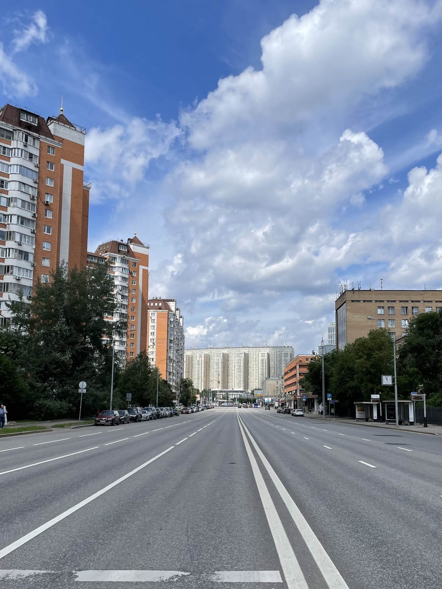 Купили кофе, идем в сторону парков. С погодой повезло, словили солнечный день в череде дождливых. На этом фото понравился дом, дорога будто упирается в него.