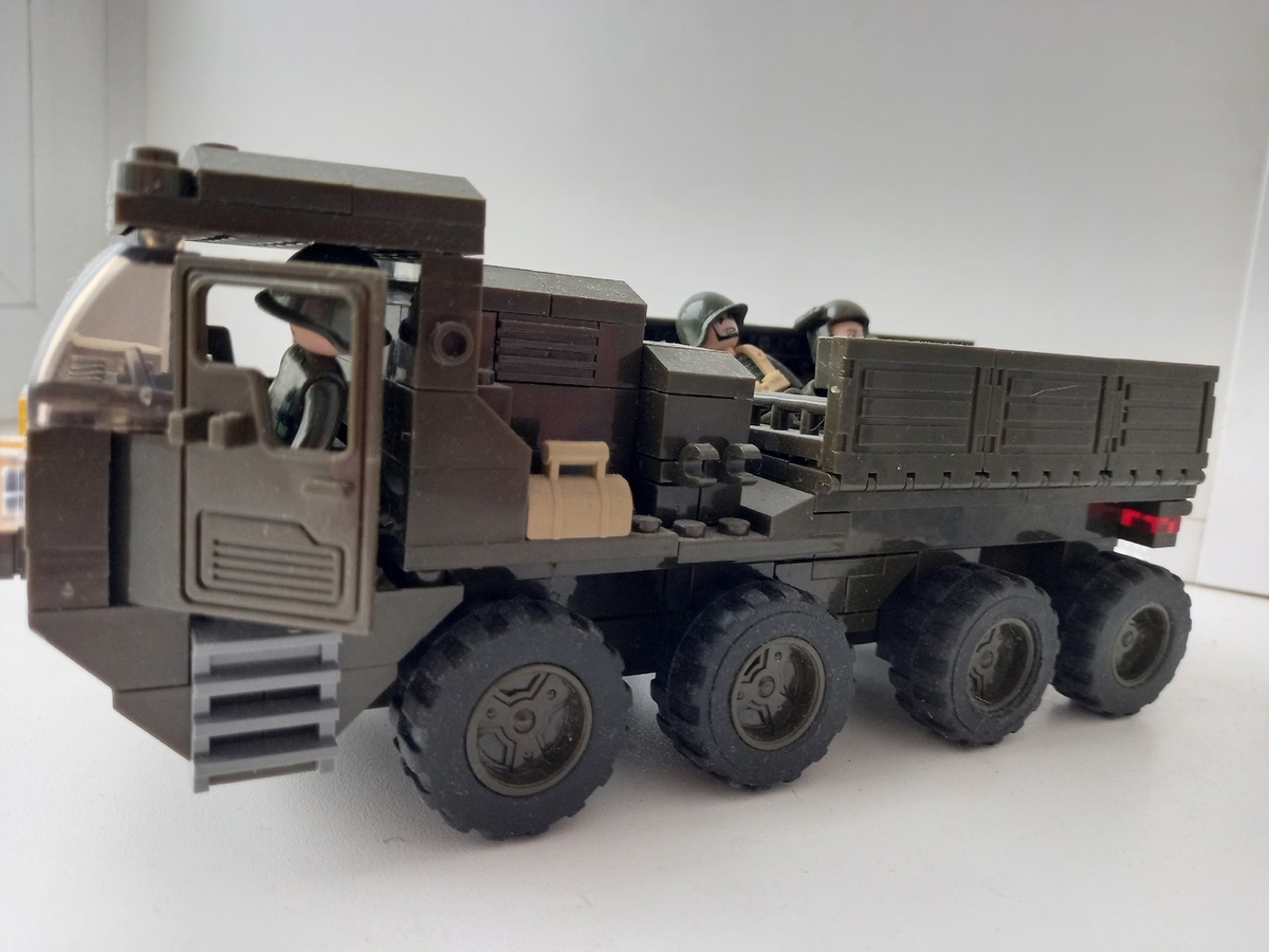 Тематический конструктор Sluban. Китайский аналог Лего. У нас целая коллекция таких игрушек. Фото автора.