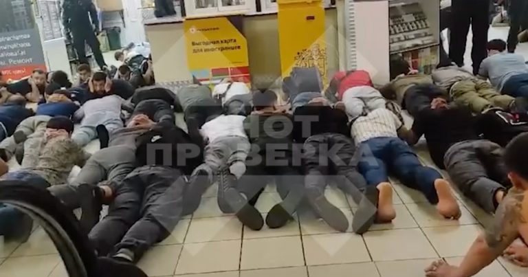Правоохранительные органы нагрянули с очередным рейдом по мигрантам на этот раз на Новоясеневский рынок у метро «Теплый Стан».