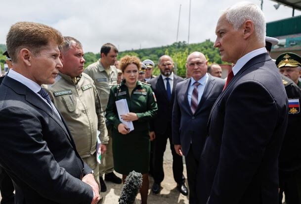 Фото поездки Белоусова на строительство военгородка (источник – пресс-служба Минобороны РФ)