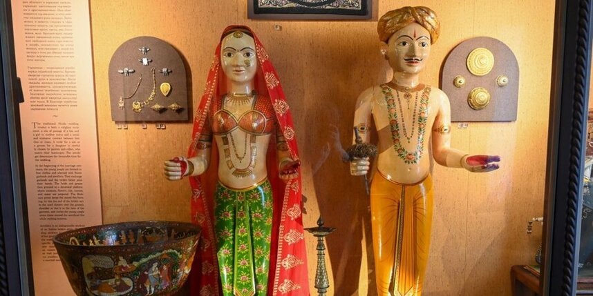    Свадебные украшения Индии. Вместо кольца на палец жених надевал на шею невесты ожерелье.Игорь Акимов